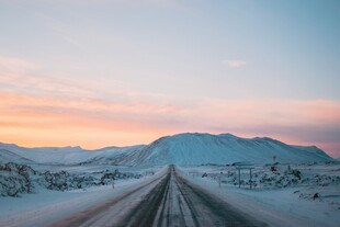 冬日雪路尽头的壮丽山景