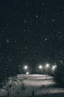 雪夜滑雪场的璀璨星空
