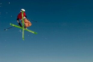 空中特技滑雪者英姿