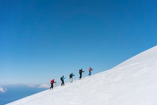 攀登雪山的徒步旅行者