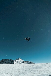 雪山之上直升机翱翔