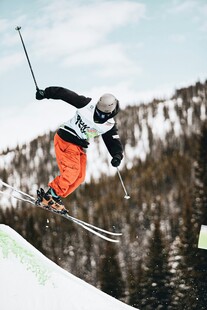 滑雪者空中炫酷飞跃瞬间