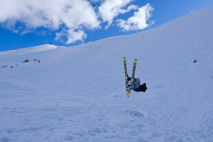 滑雪者于雪坡上精彩一跃