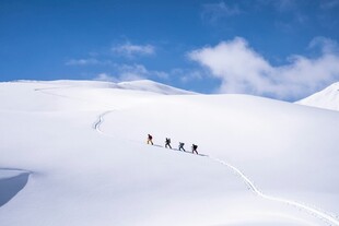 雪山徒步队伍的壮丽景象