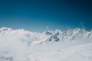 雪山云海壮丽风光