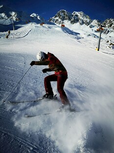 滑雪者在雪地中潇洒滑行