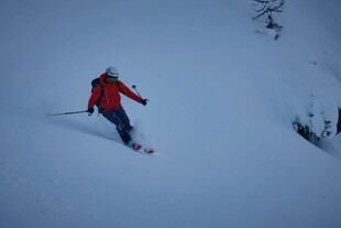 滑雪者在雪坡上飞驰