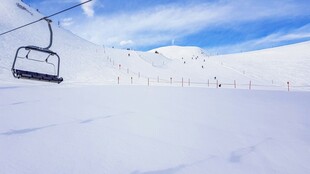 雪山上的空滑雪缆车