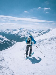 雪山徒步者的坚毅之旅