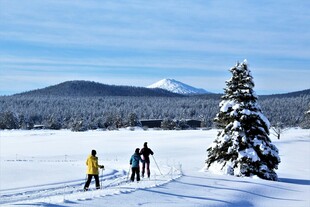 雪地滑雪者与远处雪山景观