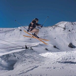 滑雪者空中炫酷特技瞬间