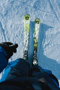 俯视视角下的滑雪装备