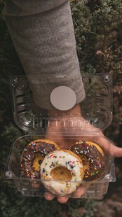 手捧美味多彩甜甜圈
