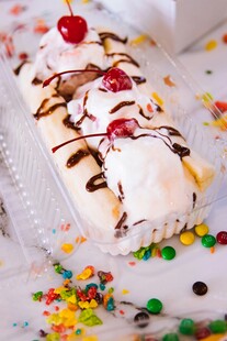 美味樱桃装饰的精致蛋糕