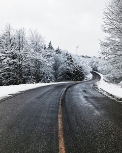 冬日雪覆公路美景