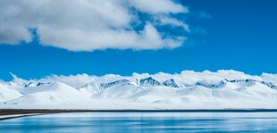 雪山下的静谧蓝色湖泊