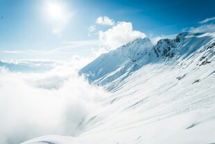 雪山云海间的壮丽风光