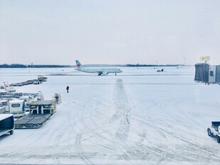 雪后机场景象