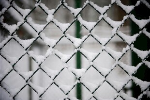 覆雪的金属网格围栏