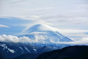 壮丽雪山云海景观