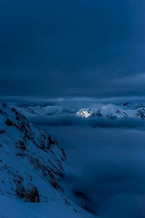 雪岭云海间的壮丽景致