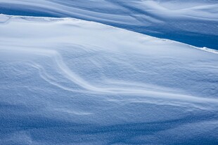 雪地上的优美雪痕纹理
