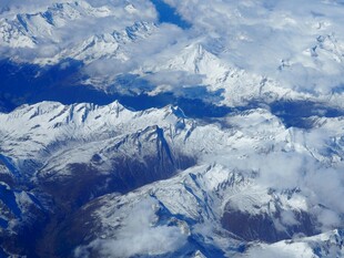 高空俯瞰连绵雪山美景