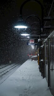雪夜中的静谧火车站台
