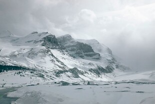 雪山云雾缭绕壮丽景观