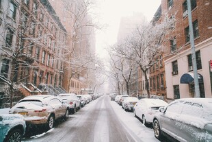 冬日雪覆街道的静谧景象