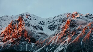 雪山映霞光美景