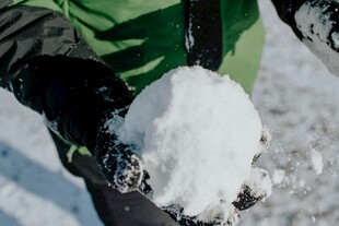 双手捧起的洁白雪球