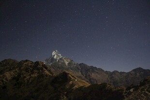 夜空下的巍峨雪山