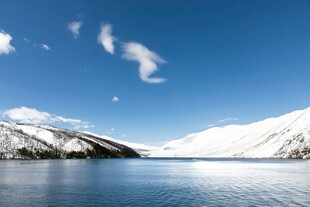 雪山下的宁静湖泊