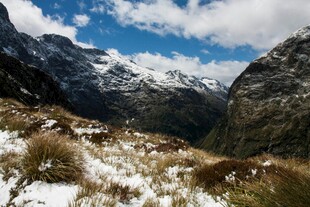 雪山山谷美景