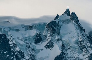 巍峨雪山壮丽景致