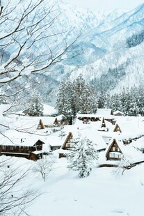 雪覆山村美景