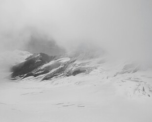雪山云雾缭绕的壮丽景致