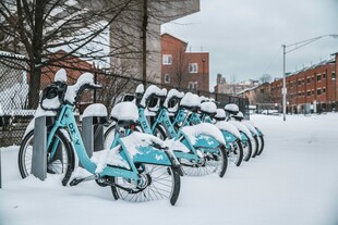 雪中停放的共享助力自行车