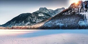 冬日雪山下的静谧湖泊
