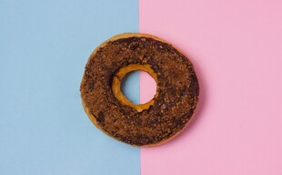 双色背景上的美味甜甜圈