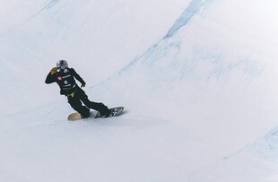 单板滑雪者在雪坡飞驰