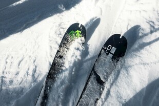 雪地上的双板滑雪板