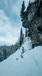 雪山峭壁上的探险者