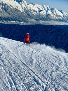 雪山单人滑雪场景