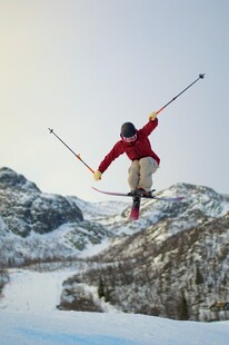 滑雪者山间腾空英姿