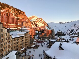 雪覆山城的美丽黄昏景色