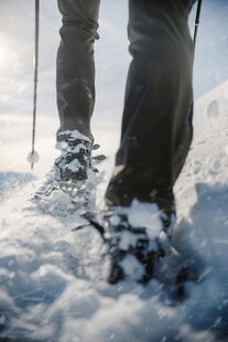 雪地徒步者的坚实脚步