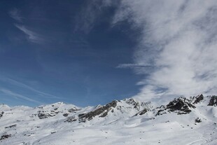 雪山蓝天美景