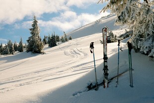 冬日雪山滑雪场景